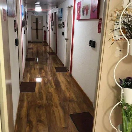 N&z Hotel Trappes