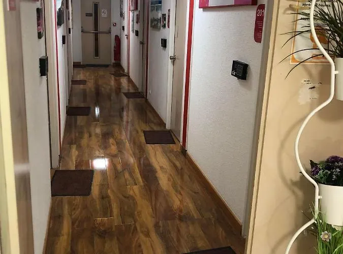 N&z Hotel Trappes